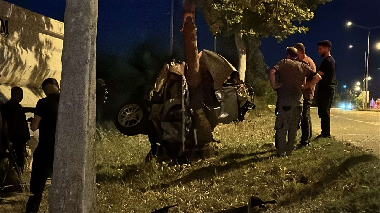 Sesi duyan mahalle sokağa döküldü! Ağaca çarpan otomobil ikiye bölündü 2